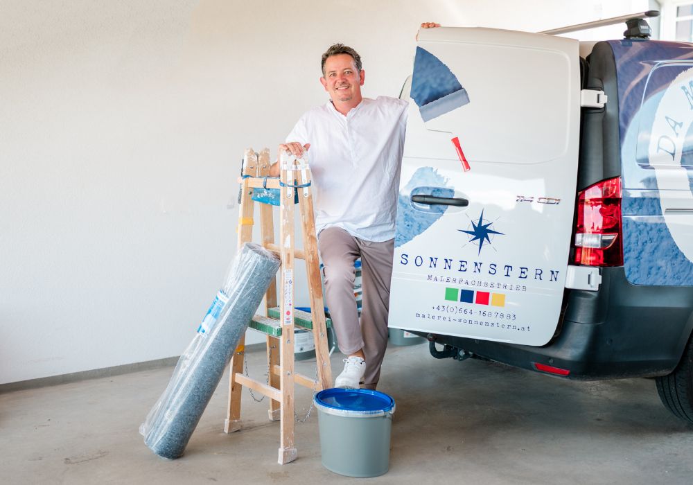 Der Inhaber des Betriebes für Wand- und Raumgestaltung, Markus Winkler-Dick, vor einem Fassadenanstrich in Graz, Steiermark.