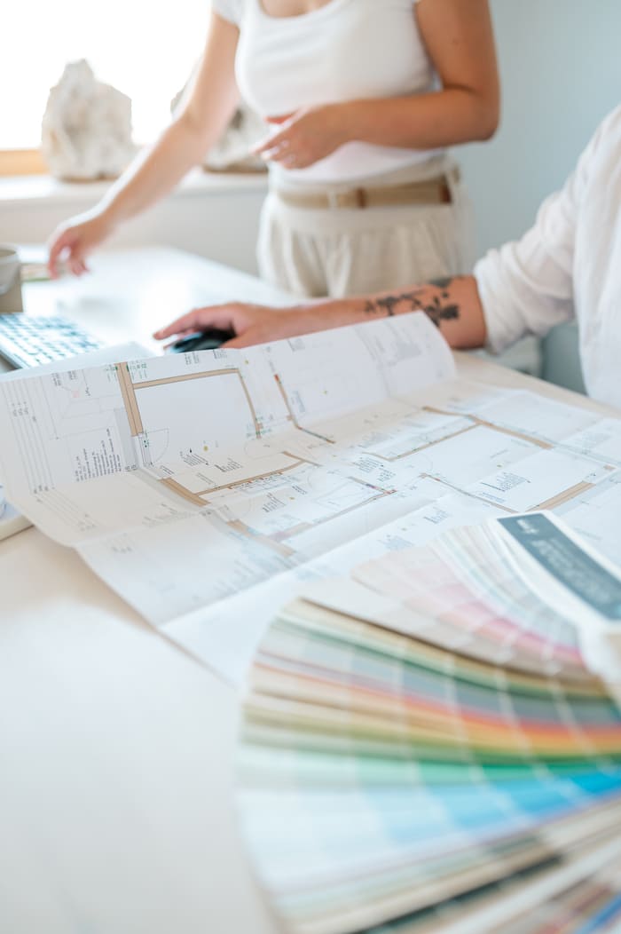 Farbfächer für Wandfarben und Raumgestaltung auf Schreibtisch